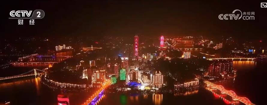 灯光秀闪耀夜空 多地“亮灯”迎国庆