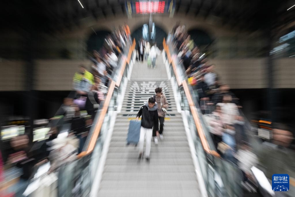 哈尔滨火车站迎来国庆出行高峰 哈尔滨火车站迎来国庆出行高峰