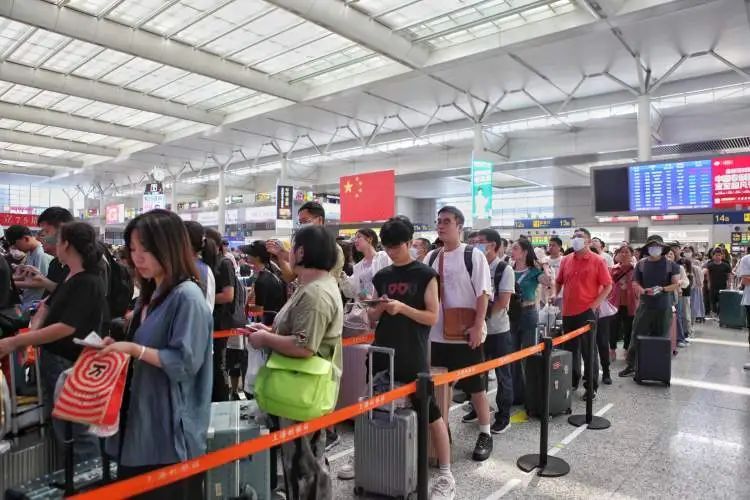 今天上海各火车站已是人山人海,还有“大黄山”首发…… 今天上海各火车站已是人山人海,还有“大黄山”首发……