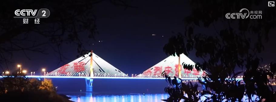 灯光秀闪耀夜空 多地“亮灯”迎国庆