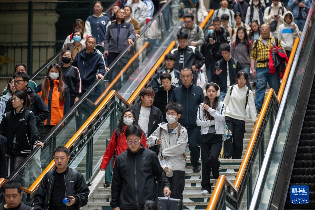 哈尔滨火车站迎来国庆出行高峰 哈尔滨火车站迎来国庆出行高峰