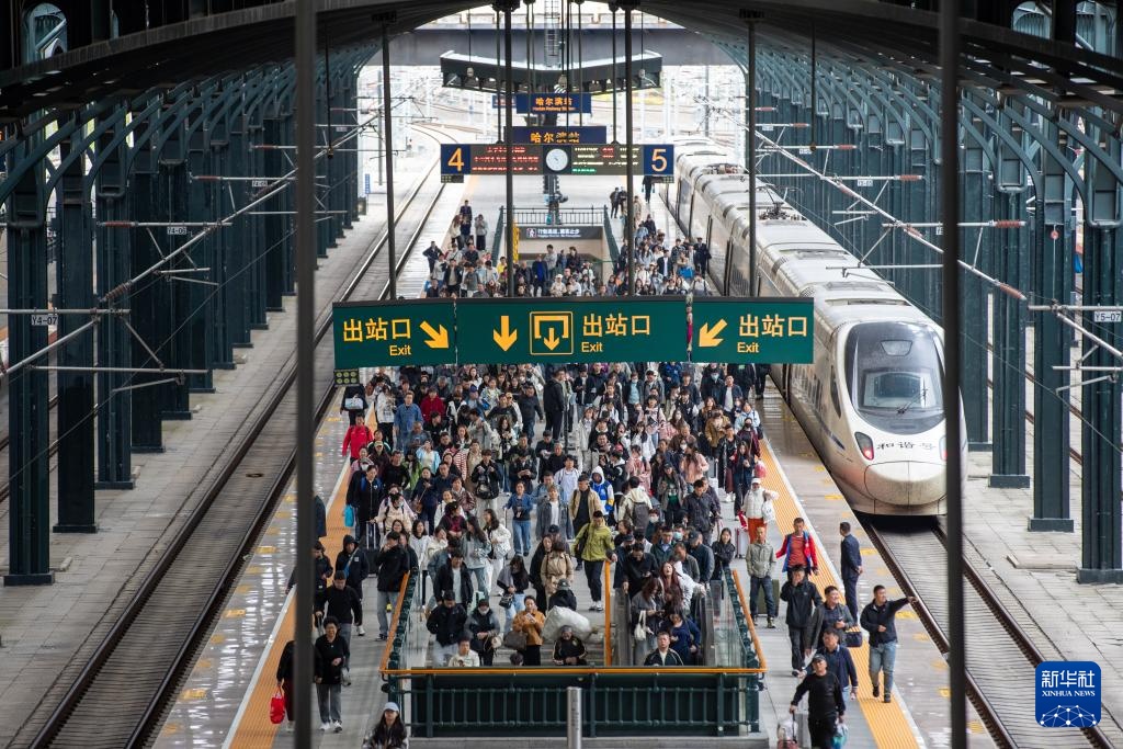 哈尔滨火车站迎来国庆出行高峰 哈尔滨火车站迎来国庆出行高峰