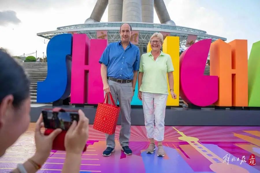 上海知名地标：第100000000名游客诞生！