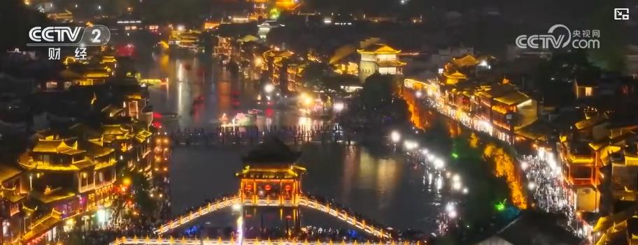 灯光秀闪耀夜空 多地“亮灯”迎国庆