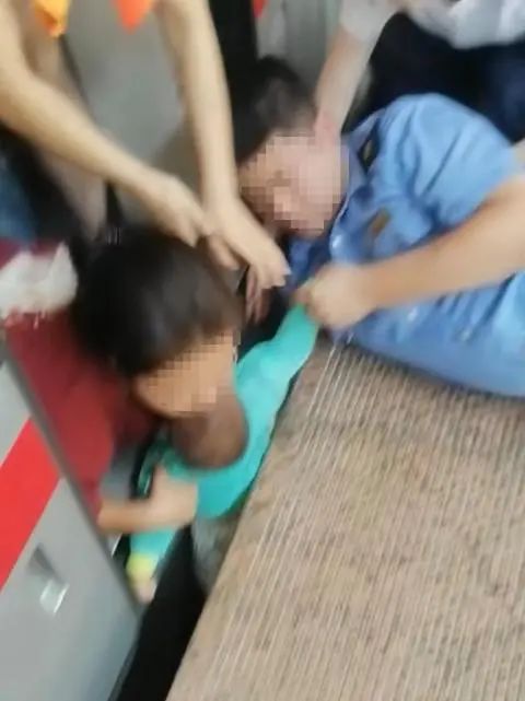 事发汉口火车站，1岁幼童突然坠入站台缝隙！列车员果断出手……