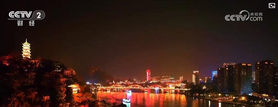 灯光秀闪耀夜空 多地“亮灯”迎国庆