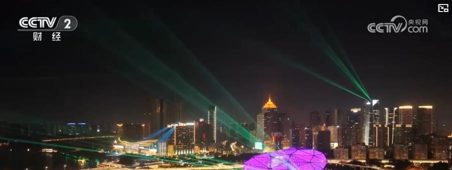 灯光秀闪耀夜空 多地“亮灯”迎国庆