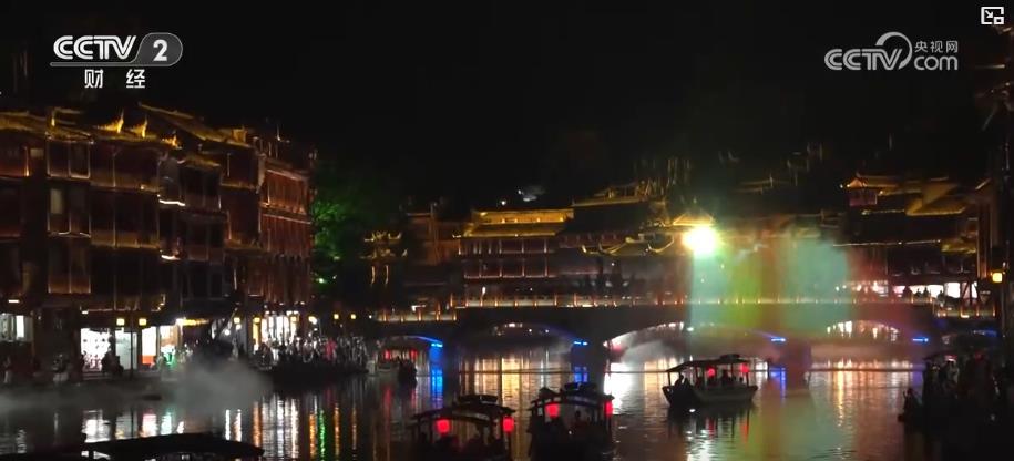 灯光秀闪耀夜空 多地“亮灯”迎国庆