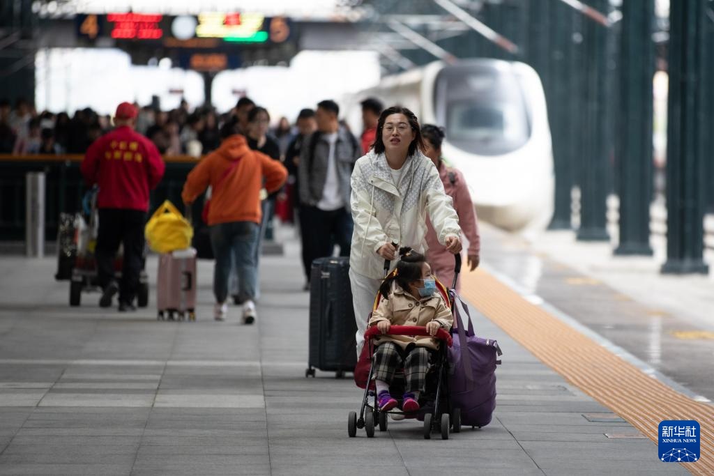 哈尔滨火车站迎来国庆出行高峰 哈尔滨火车站迎来国庆出行高峰