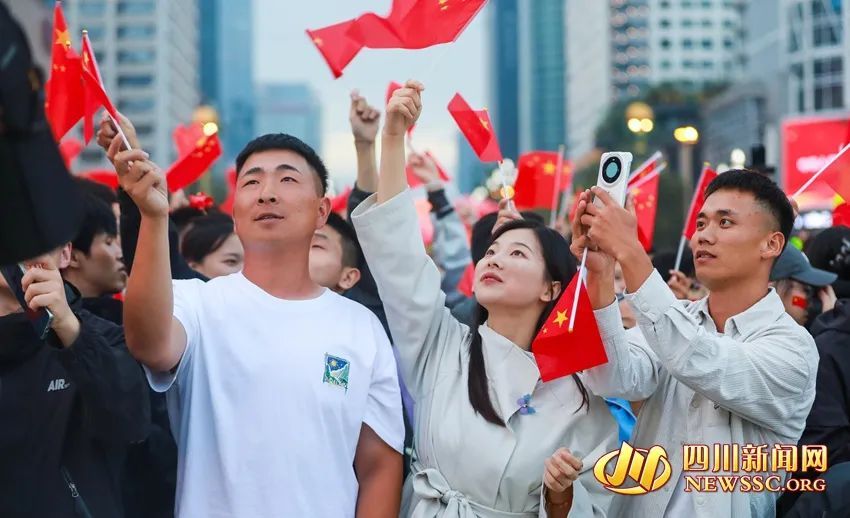 “祖国生日快乐！” 成都天府广场举行国庆升旗仪式