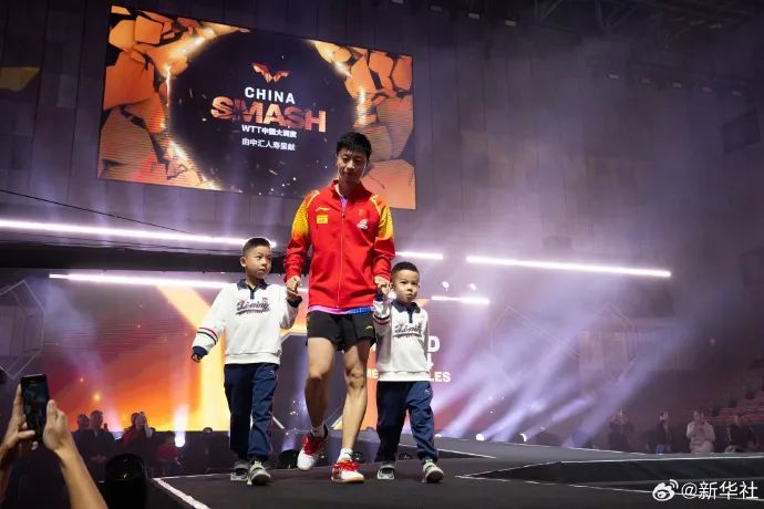 马龙带两个儿子亮相,3-0横扫对手! 马龙带两个儿子亮相,3-0横扫对手!