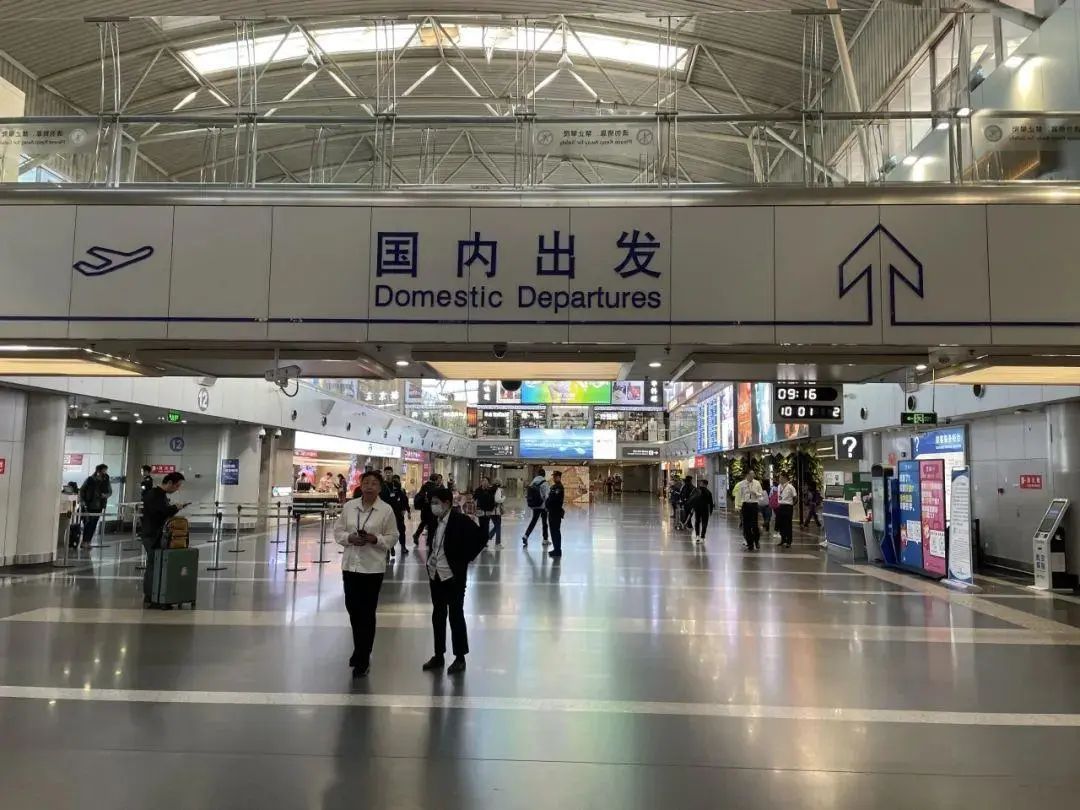 国庆首日,高速、火车站、机场又见“人从众” 国庆首日,高速、火车站、机场又见“人从众”