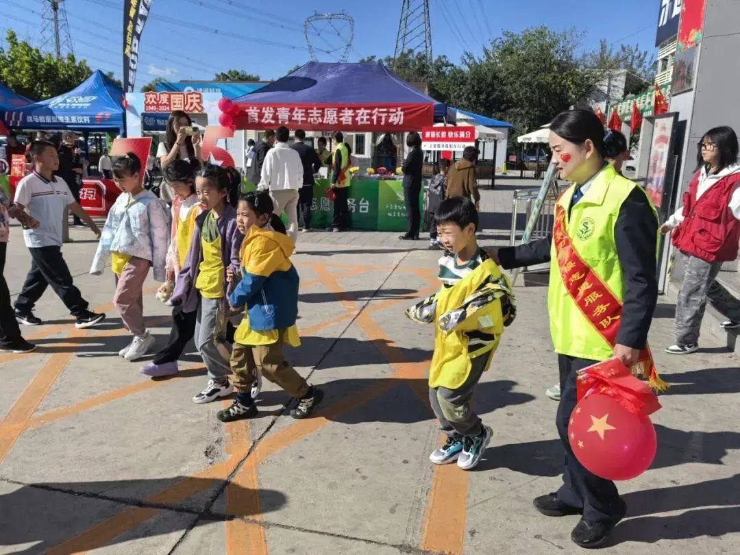 国庆首日,高速、火车站、机场又见“人从众” 国庆首日,高速、火车站、机场又见“人从众”
