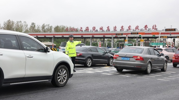 上海高东收费站迎出城车流高峰，排队缓行情况凸显！警方用无人机取证交通违法