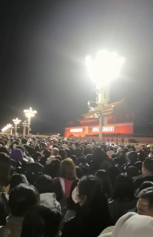 大量游客在天安门广场通宵排队看升旗：现场氛围很好，大家合唱《歌唱祖国》
