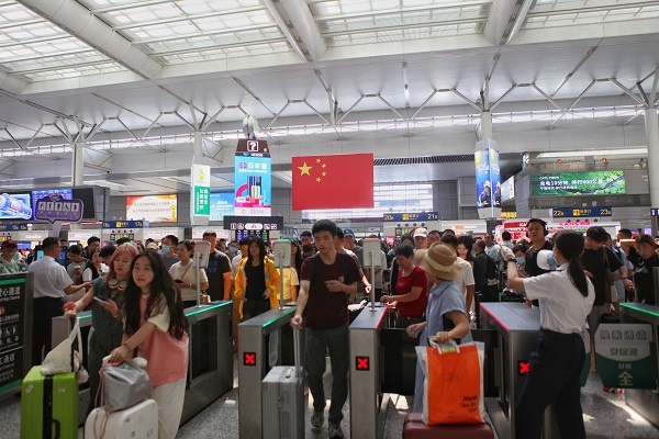 国庆堵堵堵！还没出上海，埋在了车堆里！铁路上海站迎出行最高峰