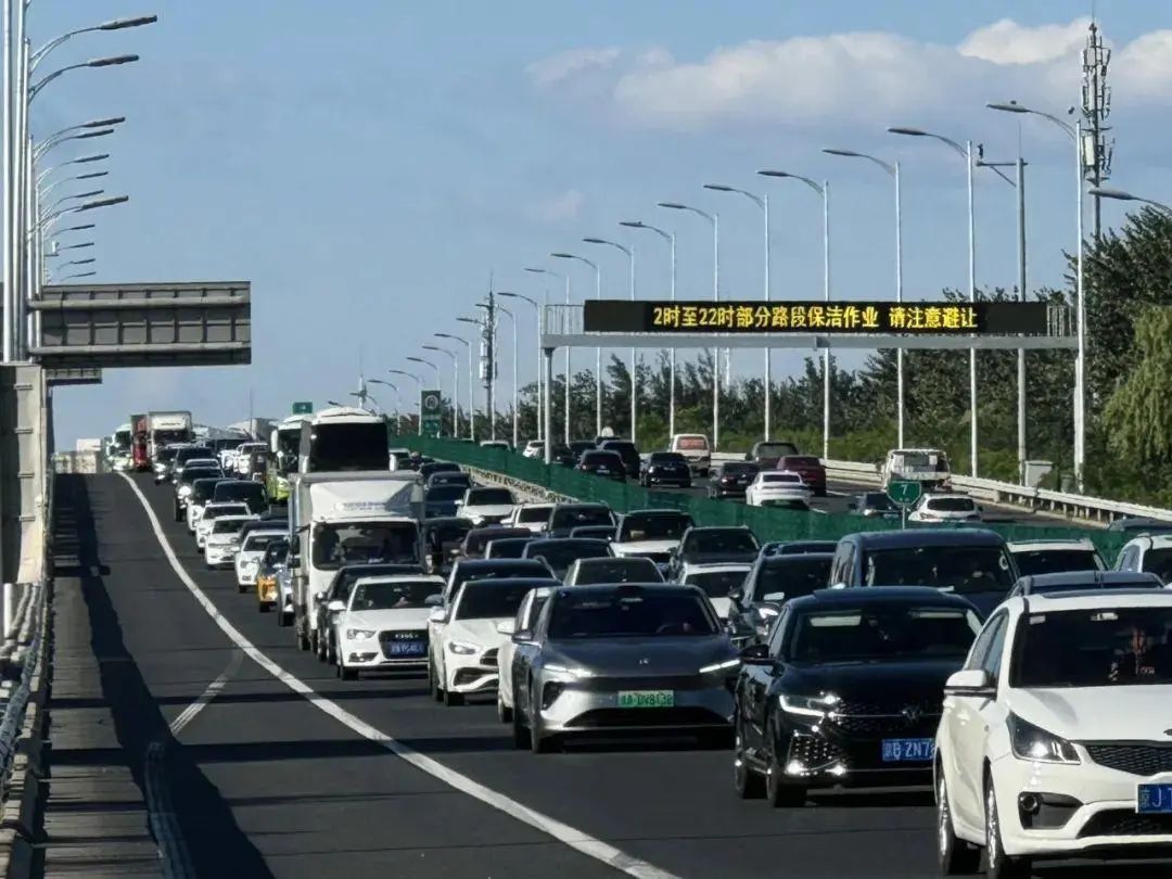 国庆首日,高速、火车站、机场又见“人从众” 国庆首日,高速、火车站、机场又见“人从众”