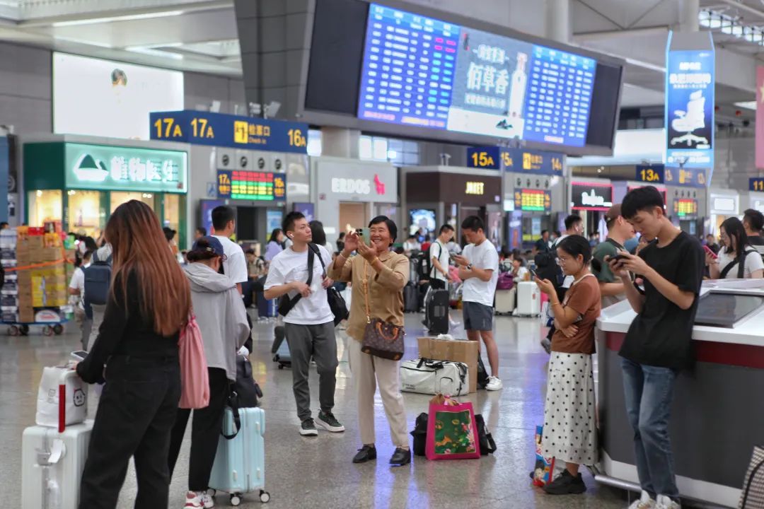 或创历史新高!铁路上海站迎出行最高峰!超65.5万人今日坐火车离沪,你出发了吗? 或创历史新高!铁路上海站迎出行最高峰!超65.5万人今日坐火车离沪,你出发了吗?