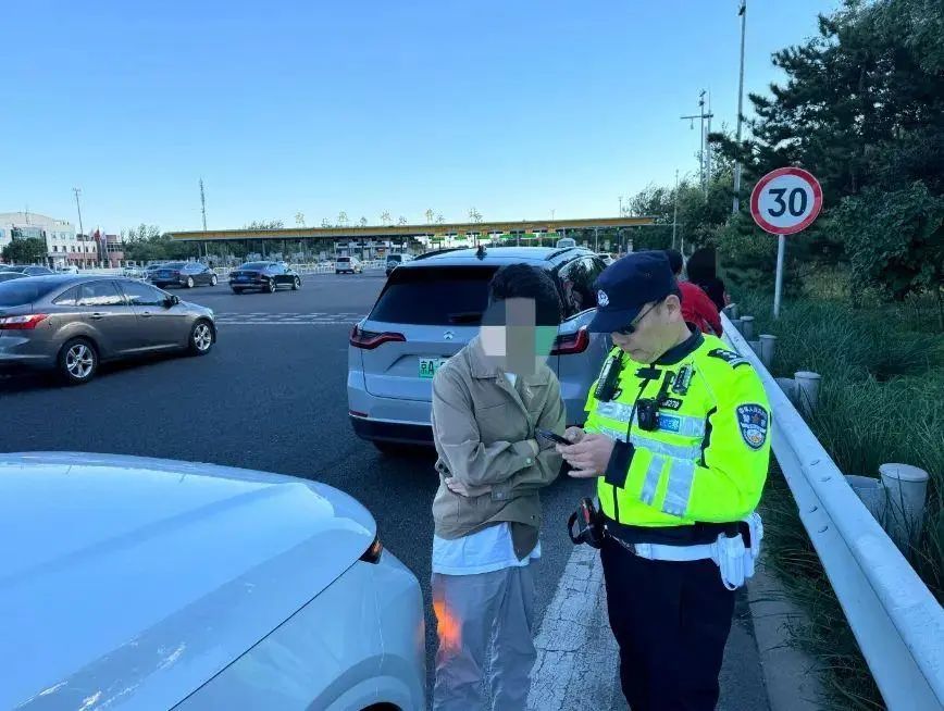 国庆首日,高速、火车站、机场又见“人从众” 国庆首日,高速、火车站、机场又见“人从众”