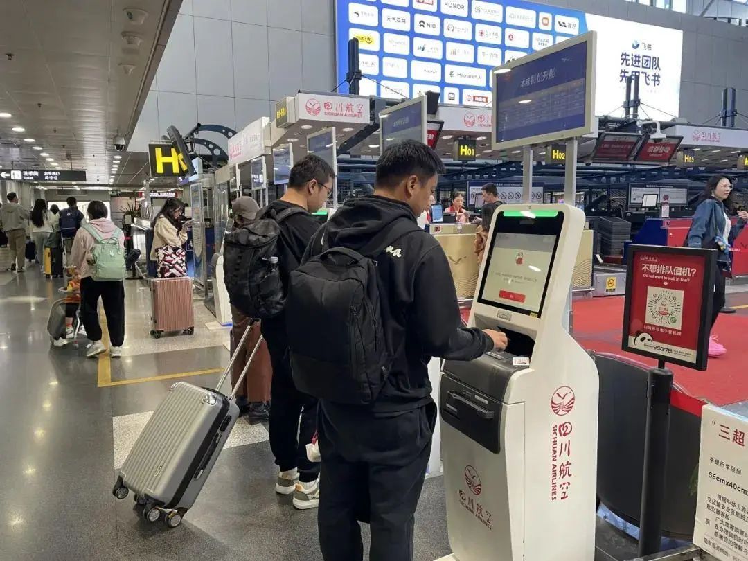 国庆首日,高速、火车站、机场又见“人从众” 国庆首日,高速、火车站、机场又见“人从众”