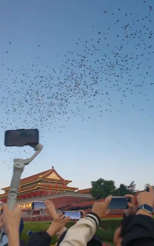 大量游客在天安门广场通宵排队看升旗：现场氛围很好，大家合唱《歌唱祖国》