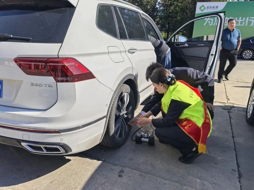 国庆首日,高速、火车站、机场又见“人从众” 国庆首日,高速、火车站、机场又见“人从众”