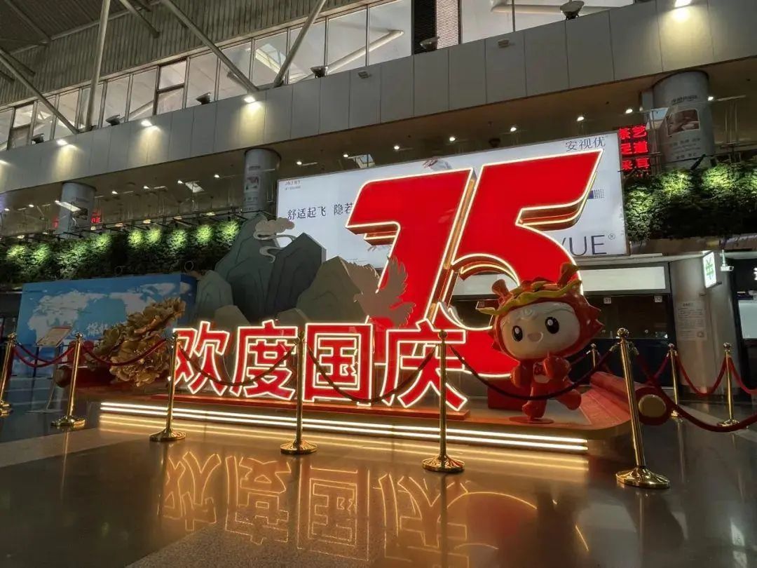 国庆首日,高速、火车站、机场又见“人从众” 国庆首日,高速、火车站、机场又见“人从众”