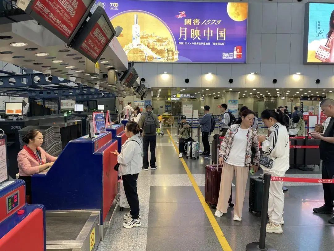 国庆首日,高速、火车站、机场又见“人从众” 国庆首日,高速、火车站、机场又见“人从众”