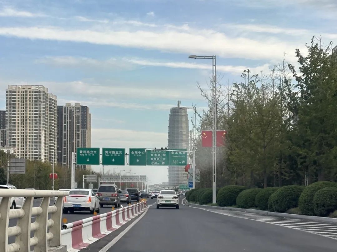 国庆假期阳光明媚开场，今天下午河南多地仍有8-9级大风！