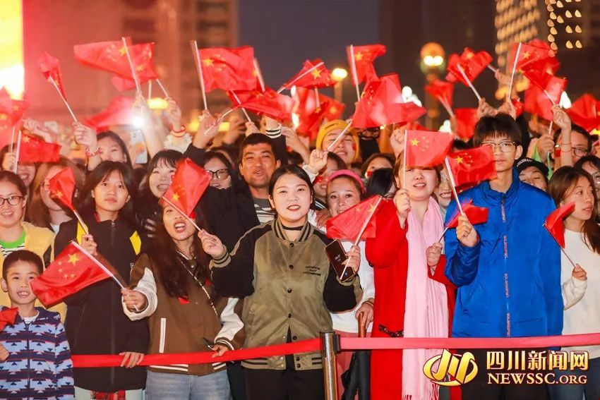 “祖国生日快乐！” 成都天府广场举行国庆升旗仪式