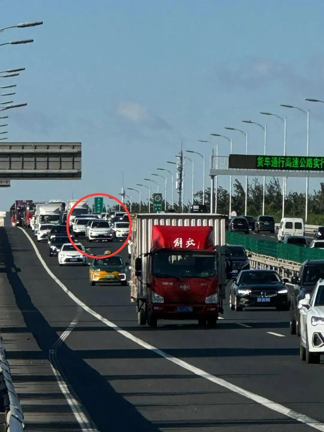 国庆首日,高速、火车站、机场又见“人从众” 国庆首日,高速、火车站、机场又见“人从众”