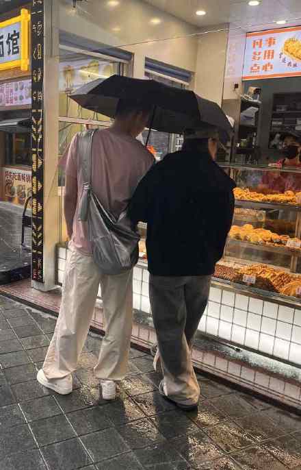 重庆“断崖式降温”后市民“乱穿衣” 街头看尽“春夏秋冬”