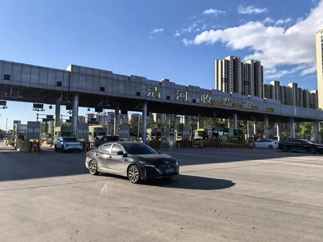 国庆首日,高速、火车站、机场又见“人从众” 国庆首日,高速、火车站、机场又见“人从众”