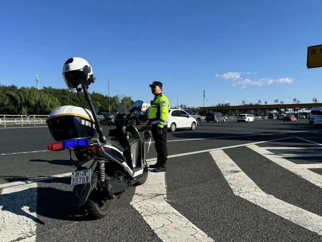 国庆首日,高速、火车站、机场又见“人从众” 国庆首日,高速、火车站、机场又见“人从众”