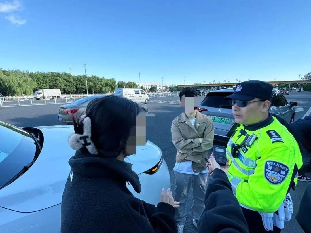 国庆首日,高速、火车站、机场又见“人从众” 国庆首日,高速、火车站、机场又见“人从众”