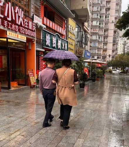 重庆“断崖式降温”后市民“乱穿衣” 街头看尽“春夏秋冬”