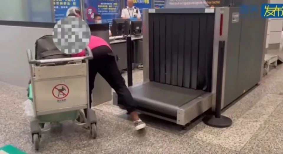 行李箱塞满成捆美元，折合人民币超1260万元！入境时被现场查获