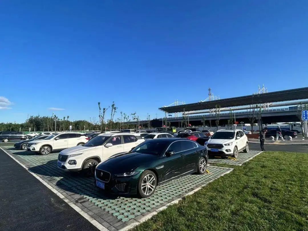 国庆首日,高速、火车站、机场又见“人从众” 国庆首日,高速、火车站、机场又见“人从众”