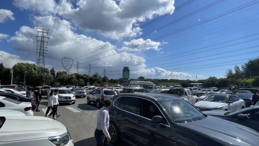 国庆首日,高速、火车站、机场又见“人从众” 国庆首日,高速、火车站、机场又见“人从众”