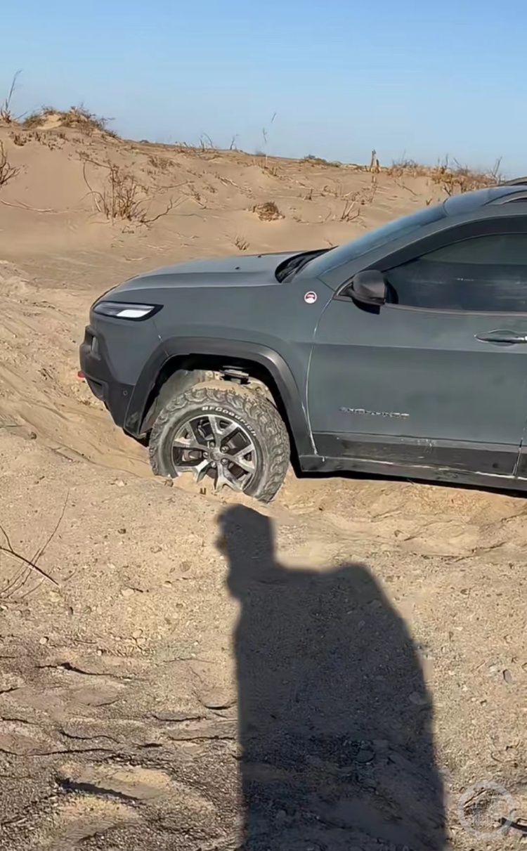 河南小伙自驾无人区陷车,徒步20多公里求援 河南小伙自驾无人区陷车,徒步20多公里求援