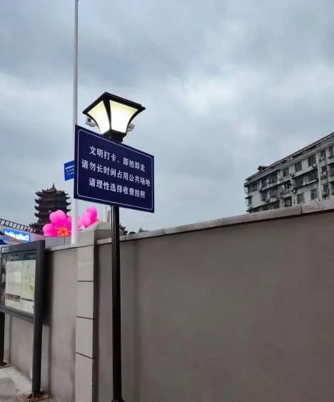 黄鹤楼红墙又热闹起来，街道城管：划分了专门的游客自拍区