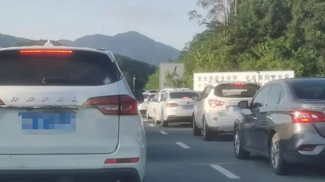 堵堵堵！有人1公里开一个半小时！深圳多路段飘红……