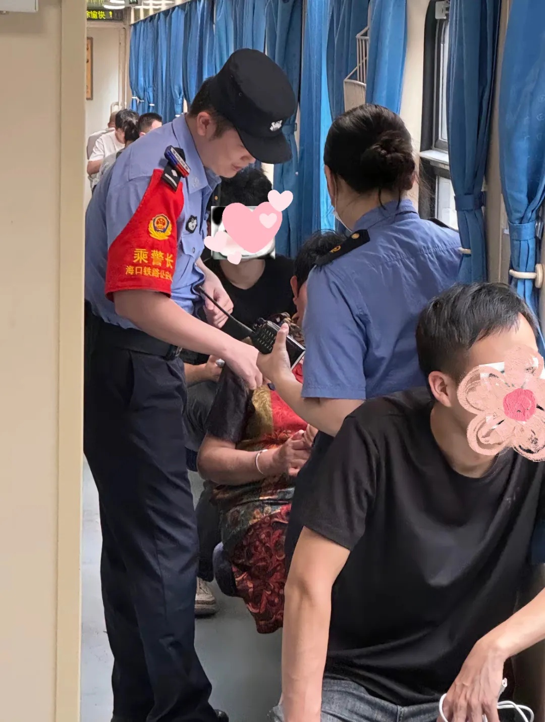 小伙帮大妈调大手机字体，却有了意外发现……