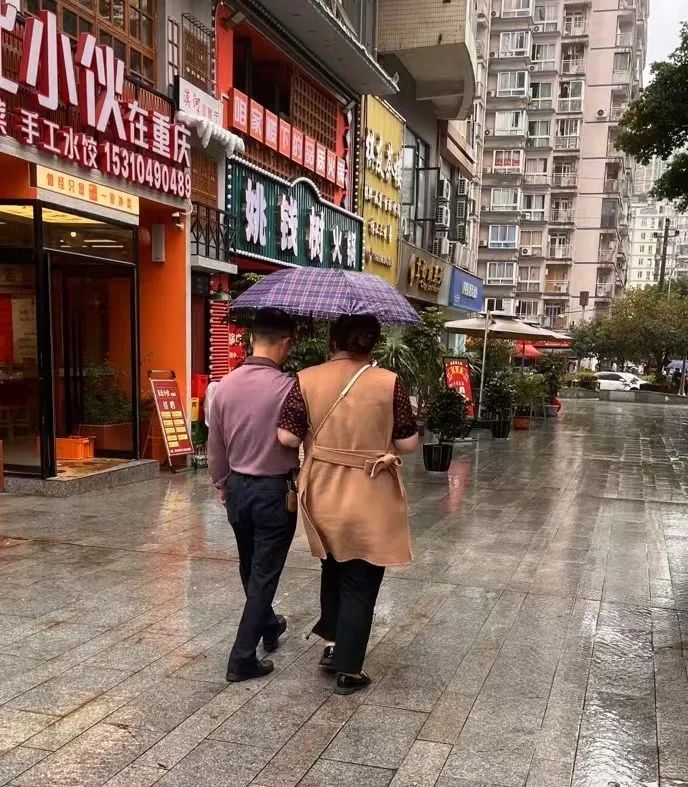 重庆“断崖式降温”后市民“乱穿衣”，街头看尽“春夏秋冬”