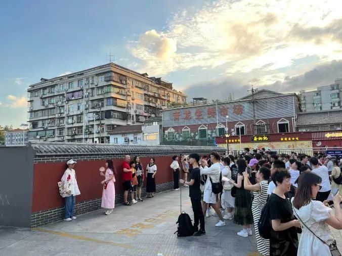 黄鹤楼红墙又热闹起来，街道城管：划分了专门的游客自拍区