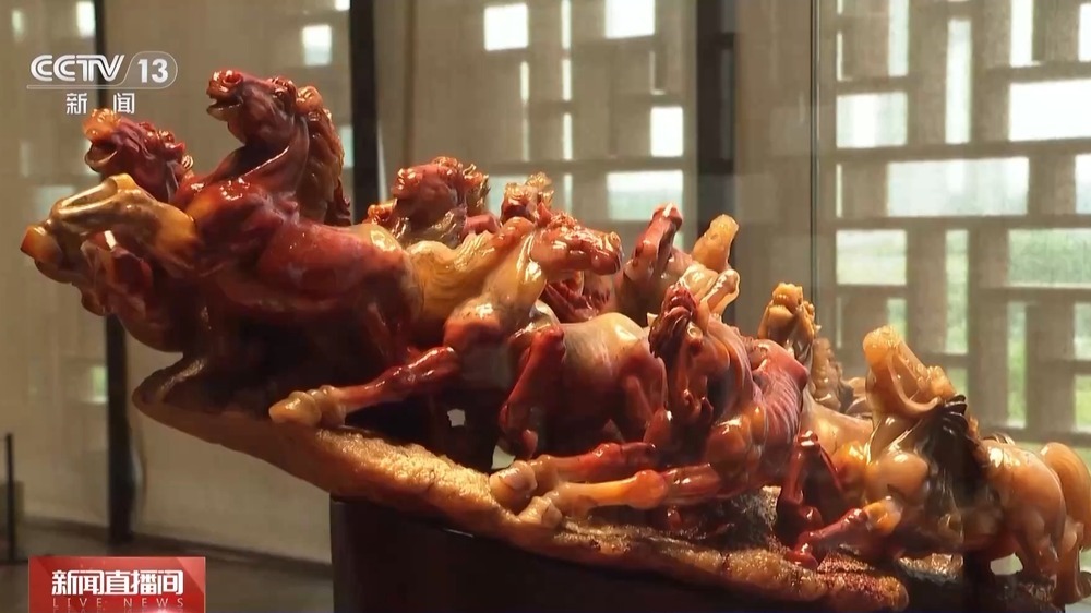 文化中国行丨指尖上的非遗国礼！用比绣花针还细的刻刀“俏色巧雕”