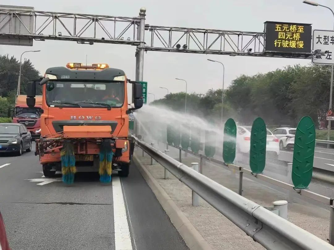 国庆首日,高速、火车站、机场又见“人从众” 国庆首日,高速、火车站、机场又见“人从众”