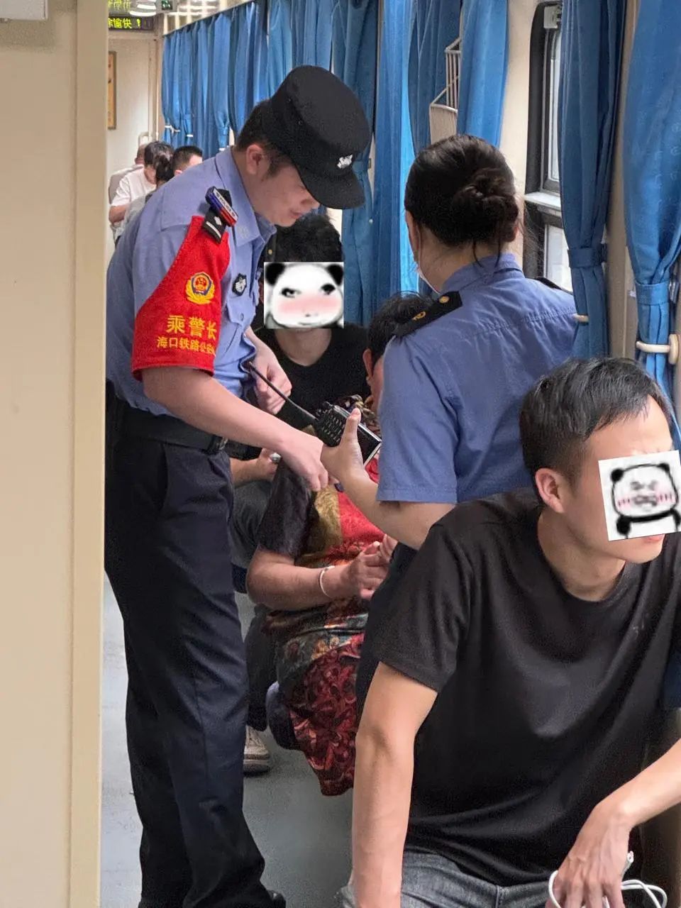 大学生火车上帮阿姨调手机，无意间看到一则信息，果断联系乘警！