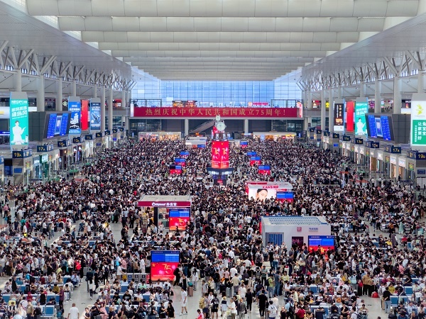 国庆堵堵堵！还没出上海，埋在了车堆里！铁路上海站迎出行最高峰