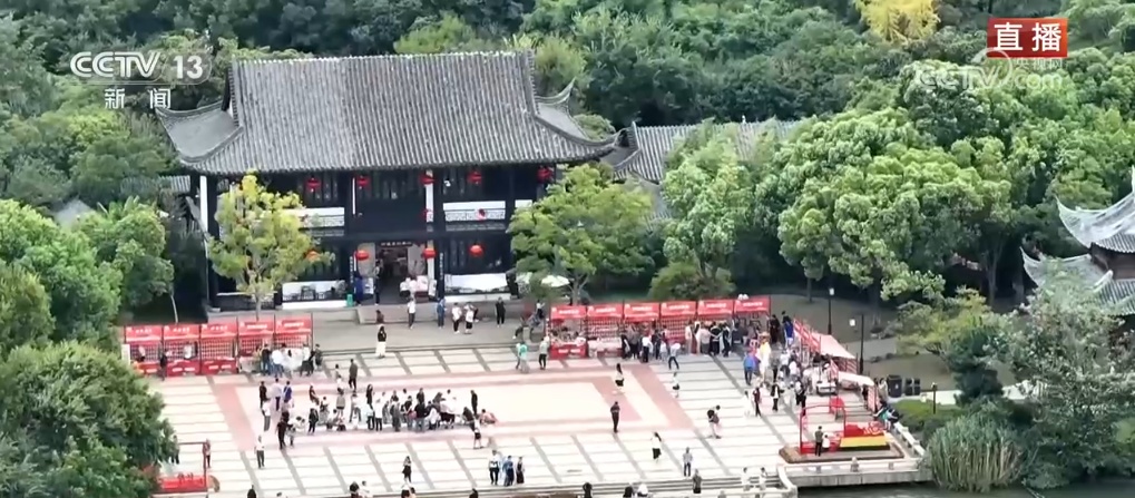 多个景区开启“高峰迎客”模式 各地多措并举推出贴心服务 多个景区开启“高峰迎客”模式 各地多措并举推出贴心服务